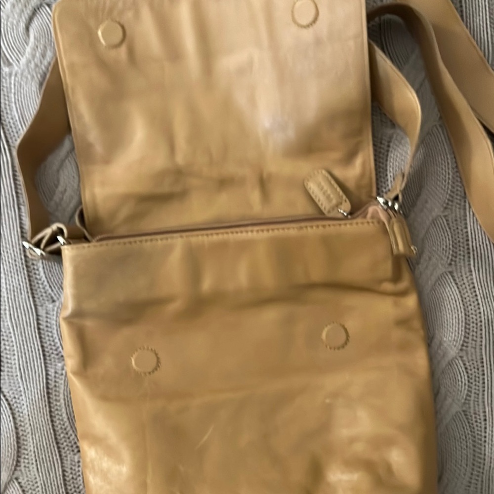 RUDSAK Tan Crossbody Bag with Adjustable Strap and Flap Closure - Picture 7 of 9